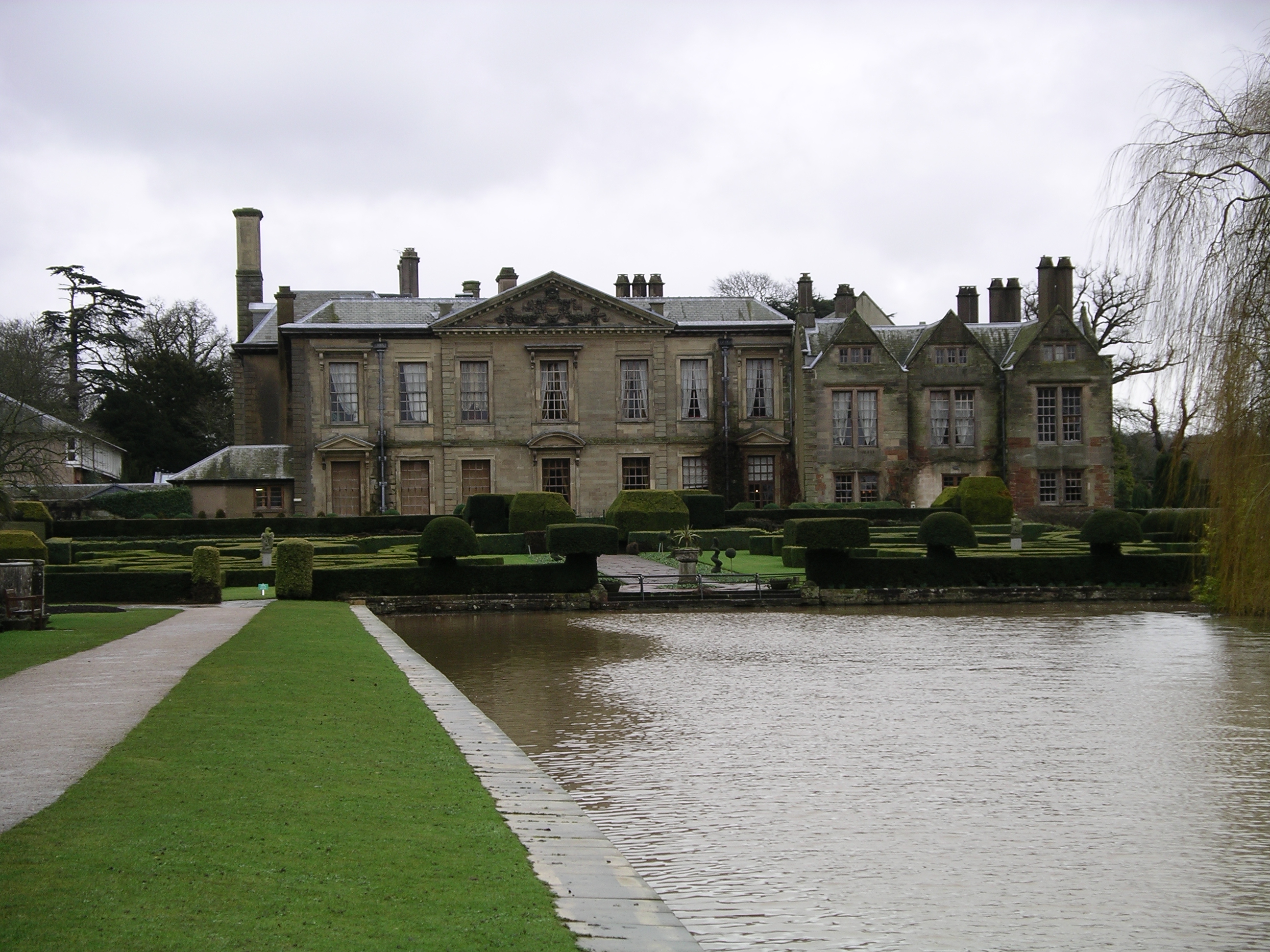 Coombe_abbey_-_west_wing_and_gardens_18j08.JPG