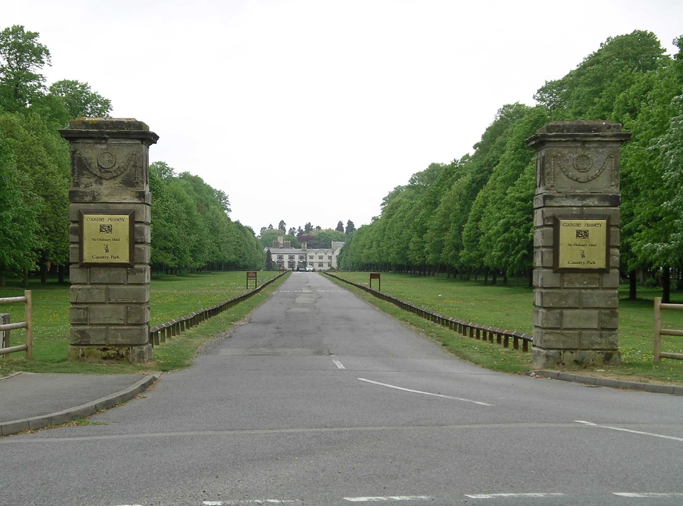 Coombe_abbey_drive_6y07.JPG