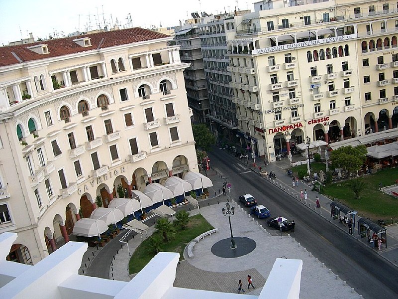 800px-Looking_down_at_Aristotelous_Sq_Thessaloniki_2005.jpg